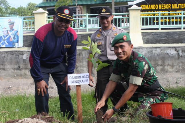 May Day, Polres Bengkalis Mengadakan Aksi Damai Penanaman Pohon